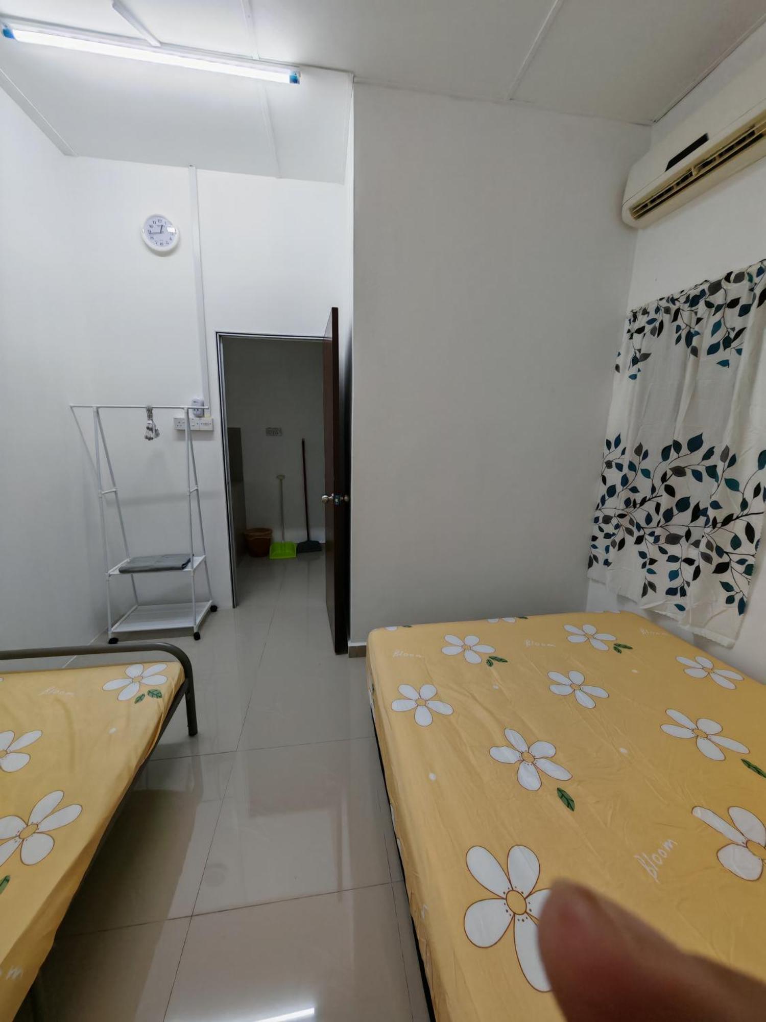 Homestay Banting #6, Islam, 2Bilik-7Pax, #Bilik1# 2Bed-2Tilamyoga-1Aircon, #Bilik2# 2Bed-Kipas, #Hall# Sofa-Kipas-Tv-Iron, #Dapur# Stove-Kettle-Periuknasi, #No Towel Exterior photo